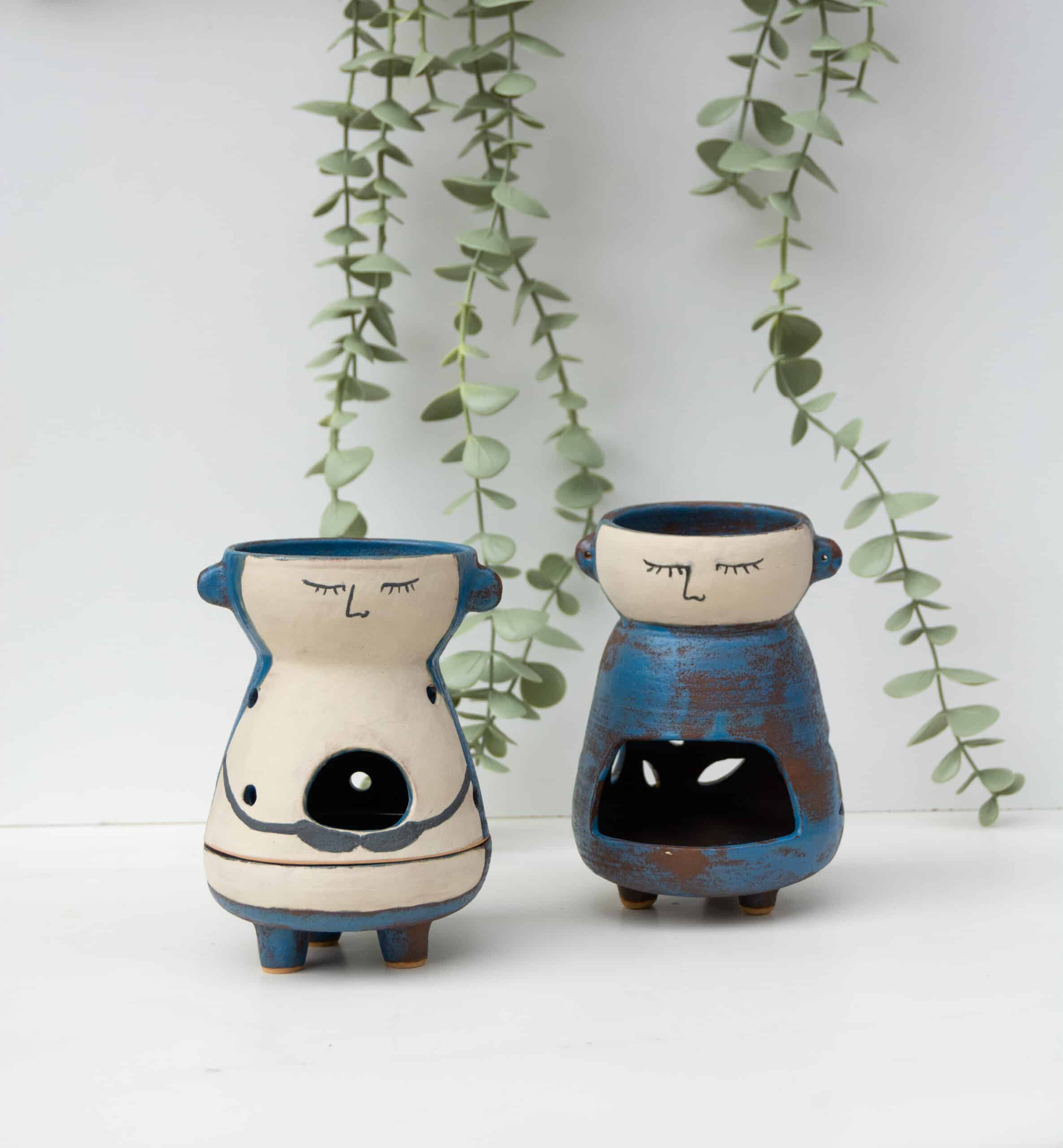 Quemador de cerámica artesanal en tonos cálidos.